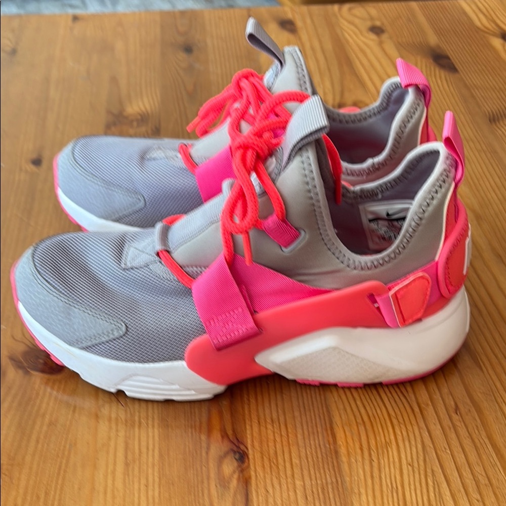Nike Gray and Pink Athletic Shoes with Modern Design - Picture 3 of 9